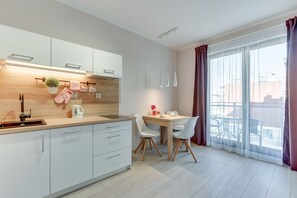Studio Suite, Balcony (with parking - 26) | Private kitchenette | Fridge, oven, stovetop, dishwasher