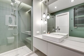 Deluxe-Apartment, 1 Schlafzimmer, Balkon (with parking -123) | Bügeleisen/B ügelbrett, kostenloses WLAN, Bettwäsche