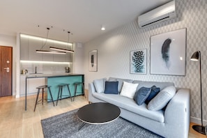 Apartamento luxo, 1 quarto, sacada (with parking -123) | Ferros/tábuas de passar roupa, Wi-Fi de cortesia, roupa de cama