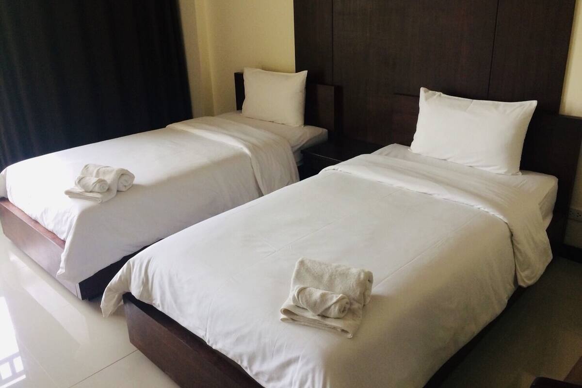 Escritorio, cortinas blackout y sistema de insonorización