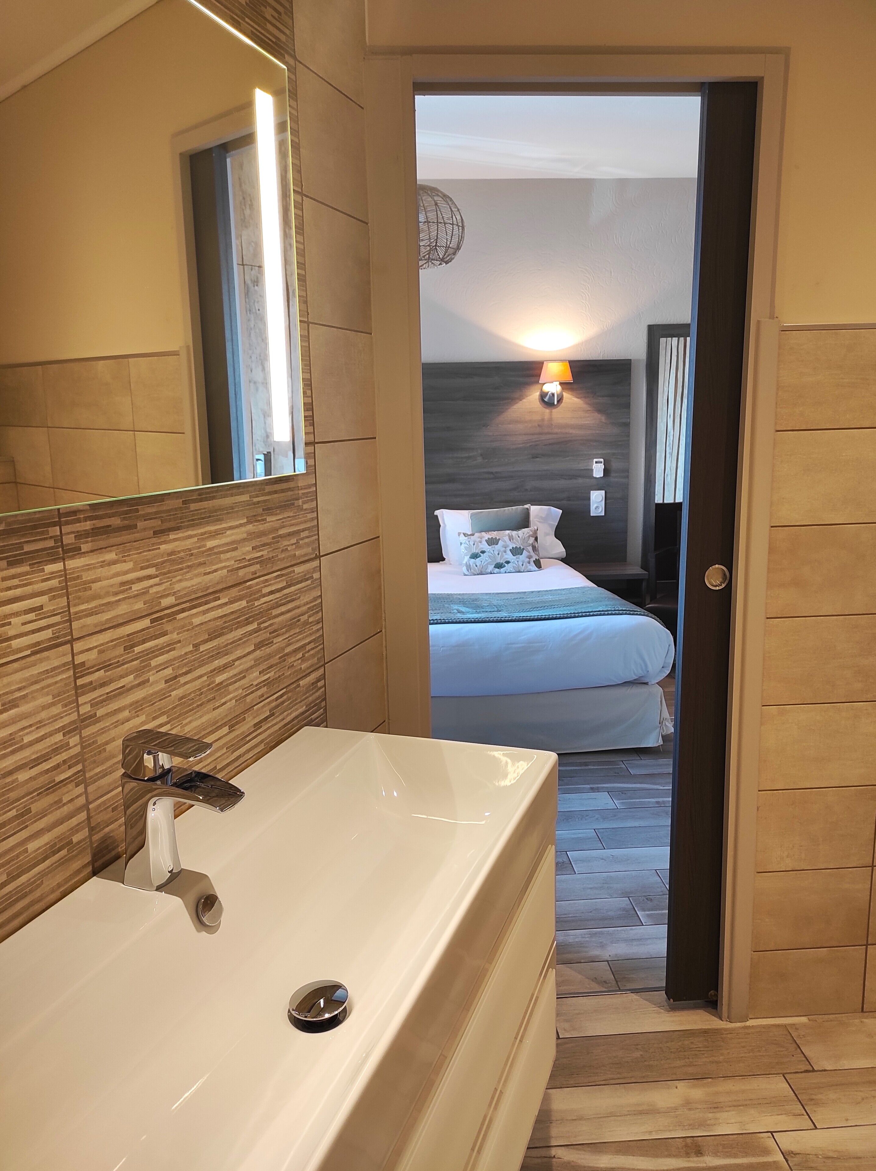 suite junior, vue mer | bathroom | free toiletries, hair dryer, towels