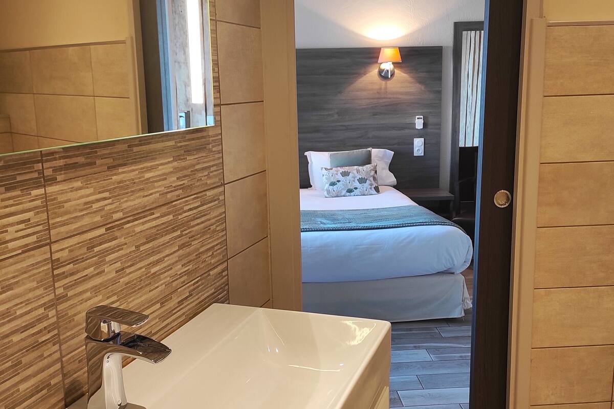 suite junior, vue mer | bathroom | free toiletries, hair dryer, towels