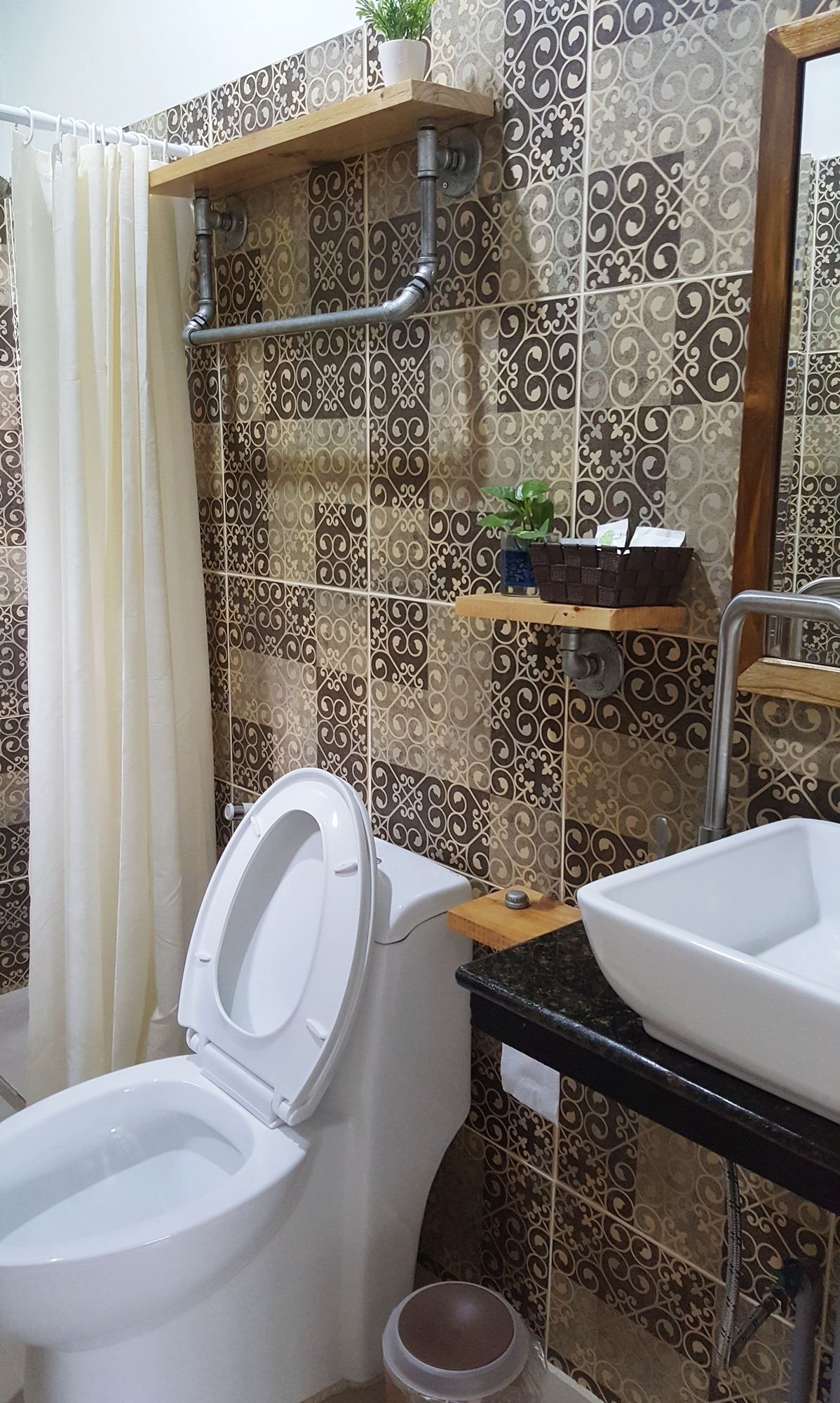 2-bedroom house | bathroom | shower, free toiletries, towels