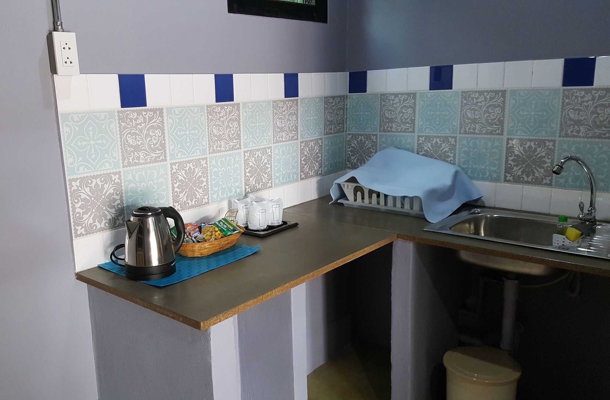 house, 1 bedroom, kitchenette | private kitchenette | fridge, electric kettle