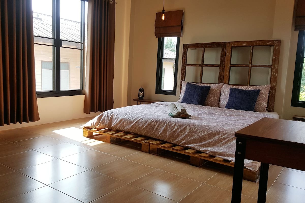 2-Bedroom House | 1 slaapkamer, een minibar, een bureau, verduisterende gordijnen