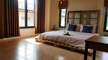 2-Bedroom House | 1 kamar tidur, minibar, meja kerja, dan tirai kedap cahaya