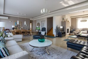 Villa de lujo, piscina privada | Zona de estar | Una Smart TV, una chimenea