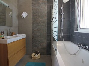 Lyxvilla - privat pool | Badrum | Bubbelbadkar, duschhuvud med massagefunktion och gratis toalettartiklar