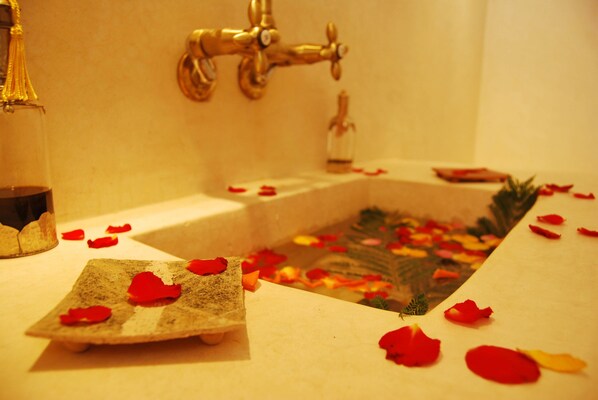 Design-Loft | Badezimmer | Dusche, kostenlose Toilettenartikel, Handtücher, Shampoo