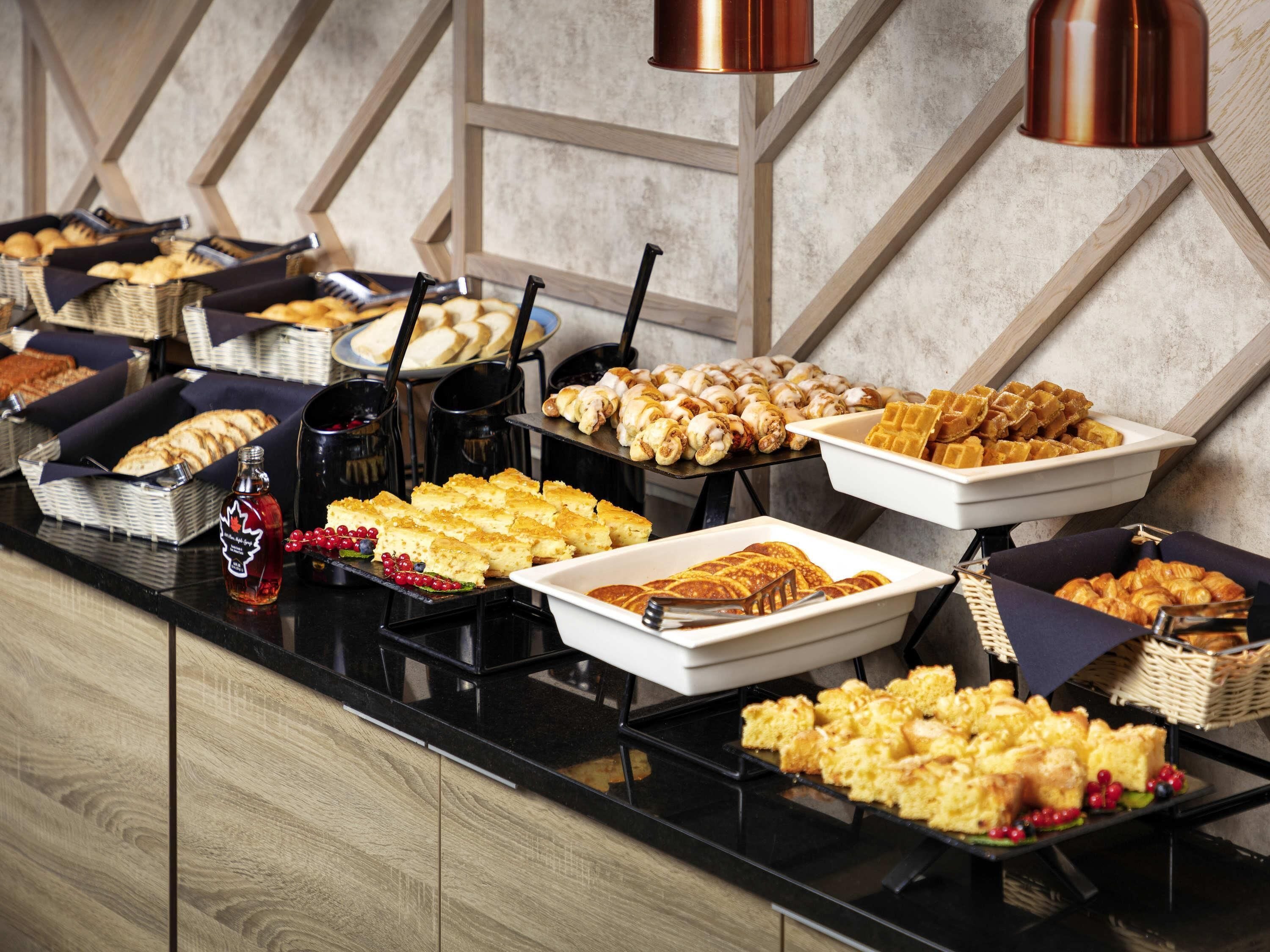 daily buffet breakfast (pln 80 per person)