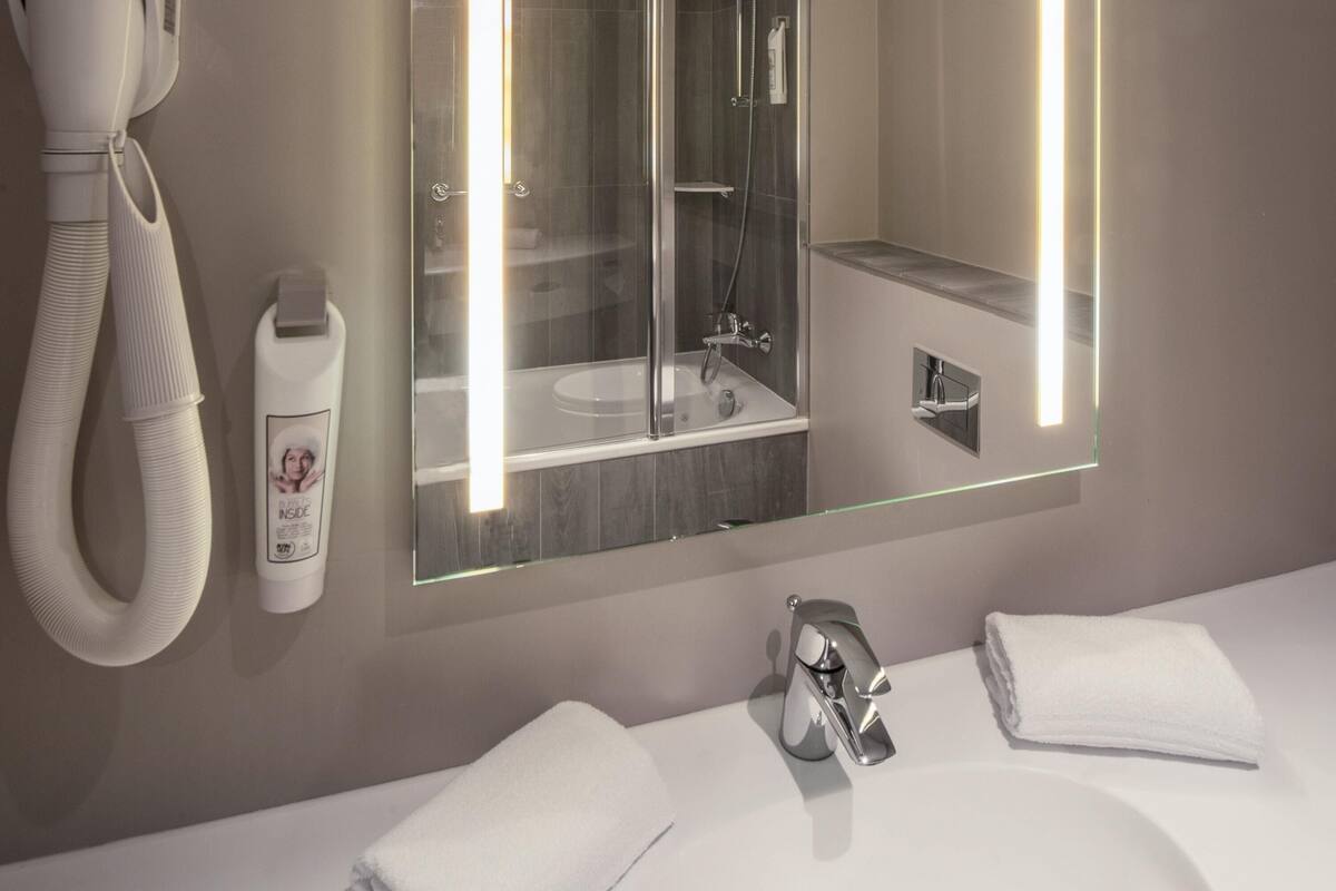 Huone, 1 parisänky, esteetön | Työpöytä, kannettavalle tietokoneelle sopiva työtila