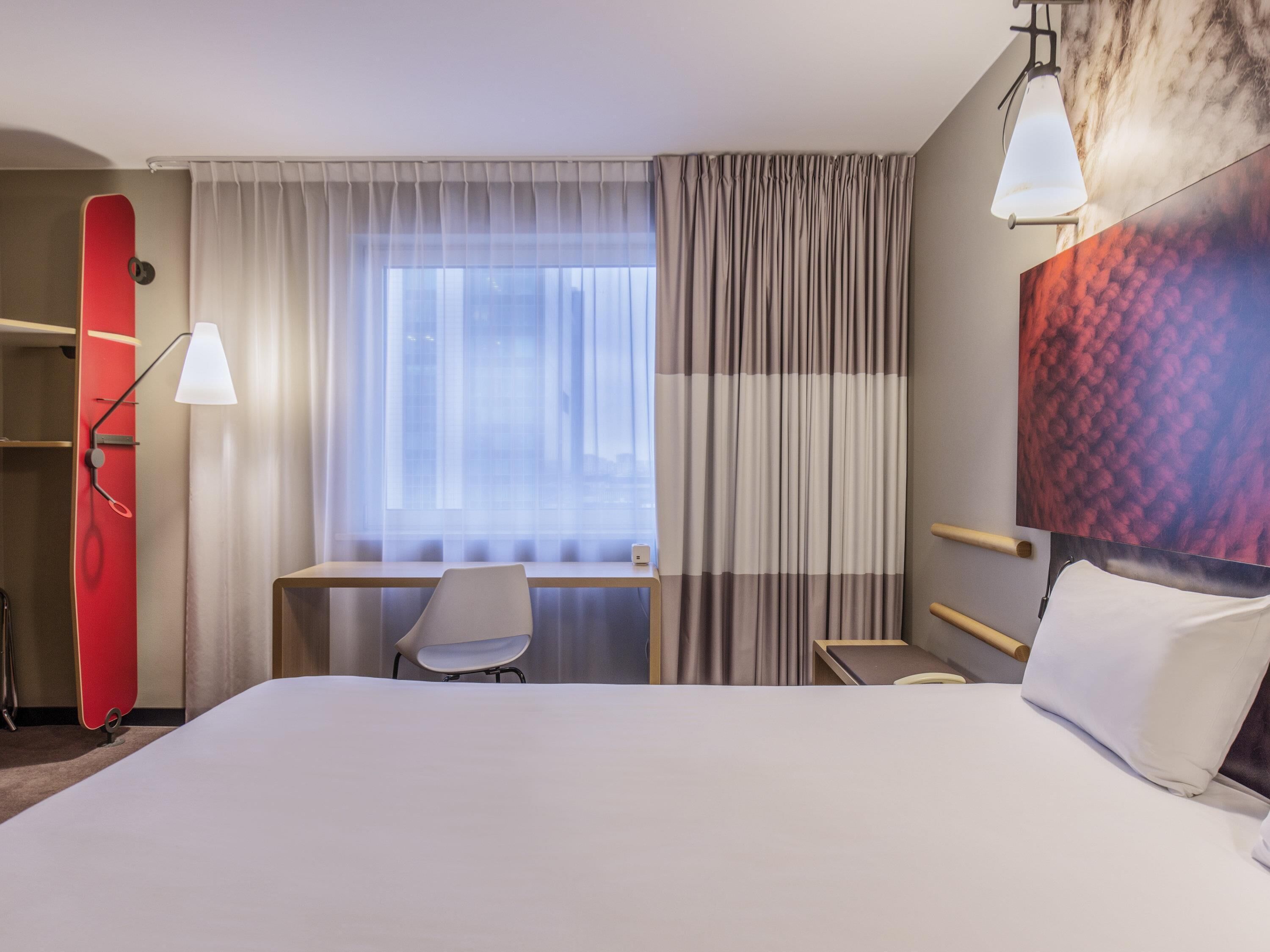 Chambre, 1 lit double, accessible aux personnes à mobilité réduite | Bureau, espace de travail pour ordinateurs portables