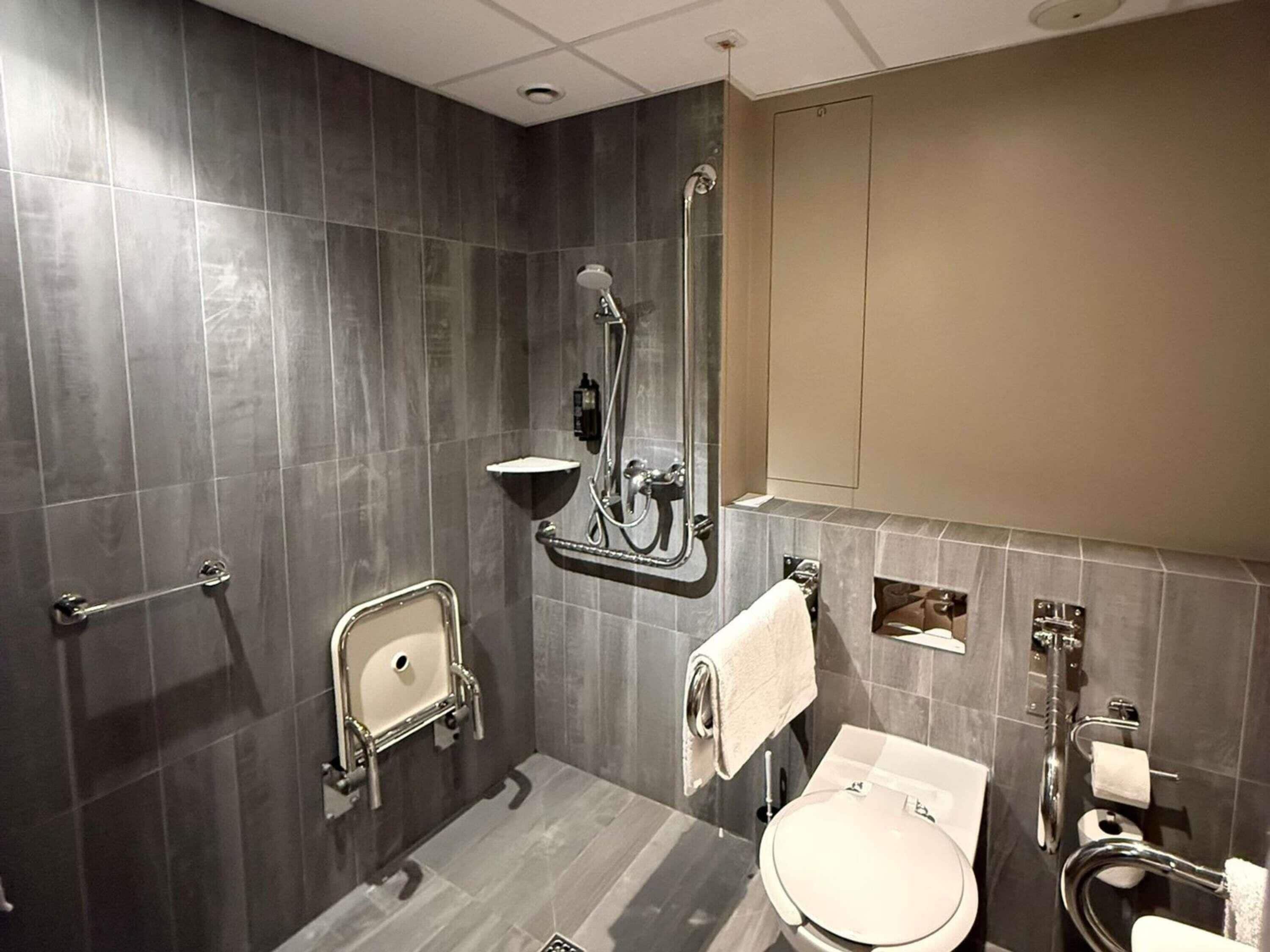 Une salle de bain moderne équipée d’une douche, de toilettes et d’un lavabo.