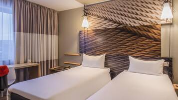 Kamer, 2 eenpersoonsbedden, toegankelijk voor mindervaliden | Een bureau, een laptopwerkplek, een strijkplank/strijkijzer, gratis wifi