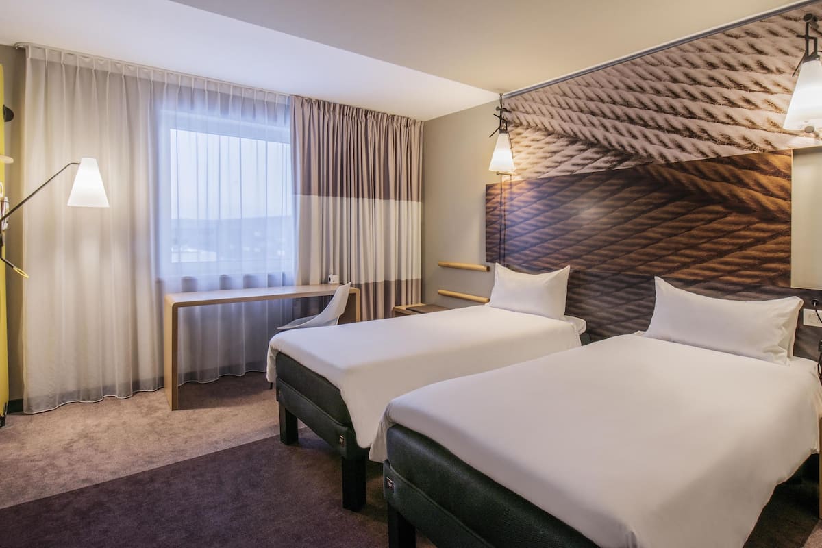 Habitació amb dos llits individuals, 2 llits individuals | Escriptori i espai de treball apte per a portàtils