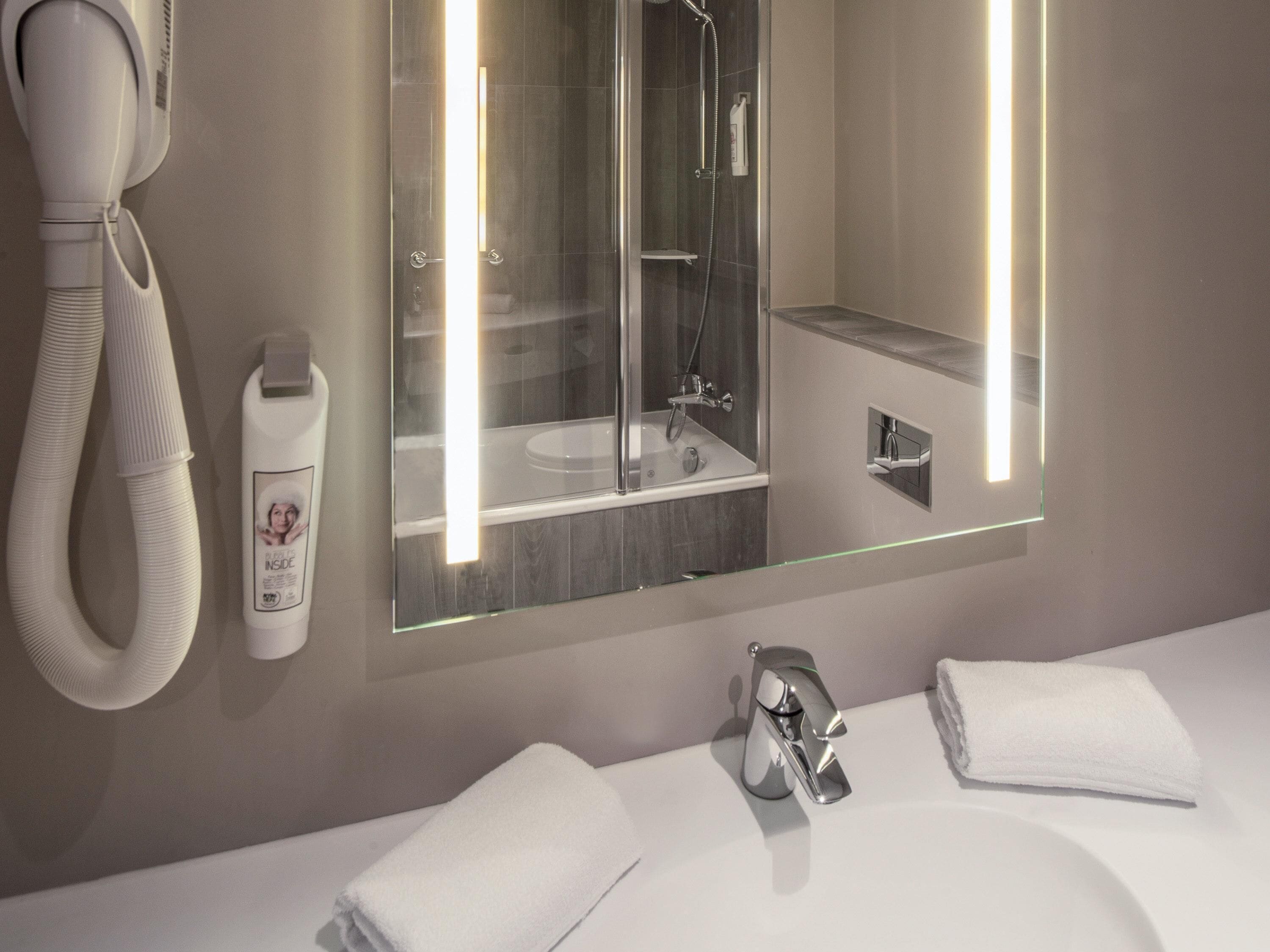 Chambre, 2 lits une place, accessible aux personnes à mobilité réduite | Bureau, espace de travail pour ordinateur portable