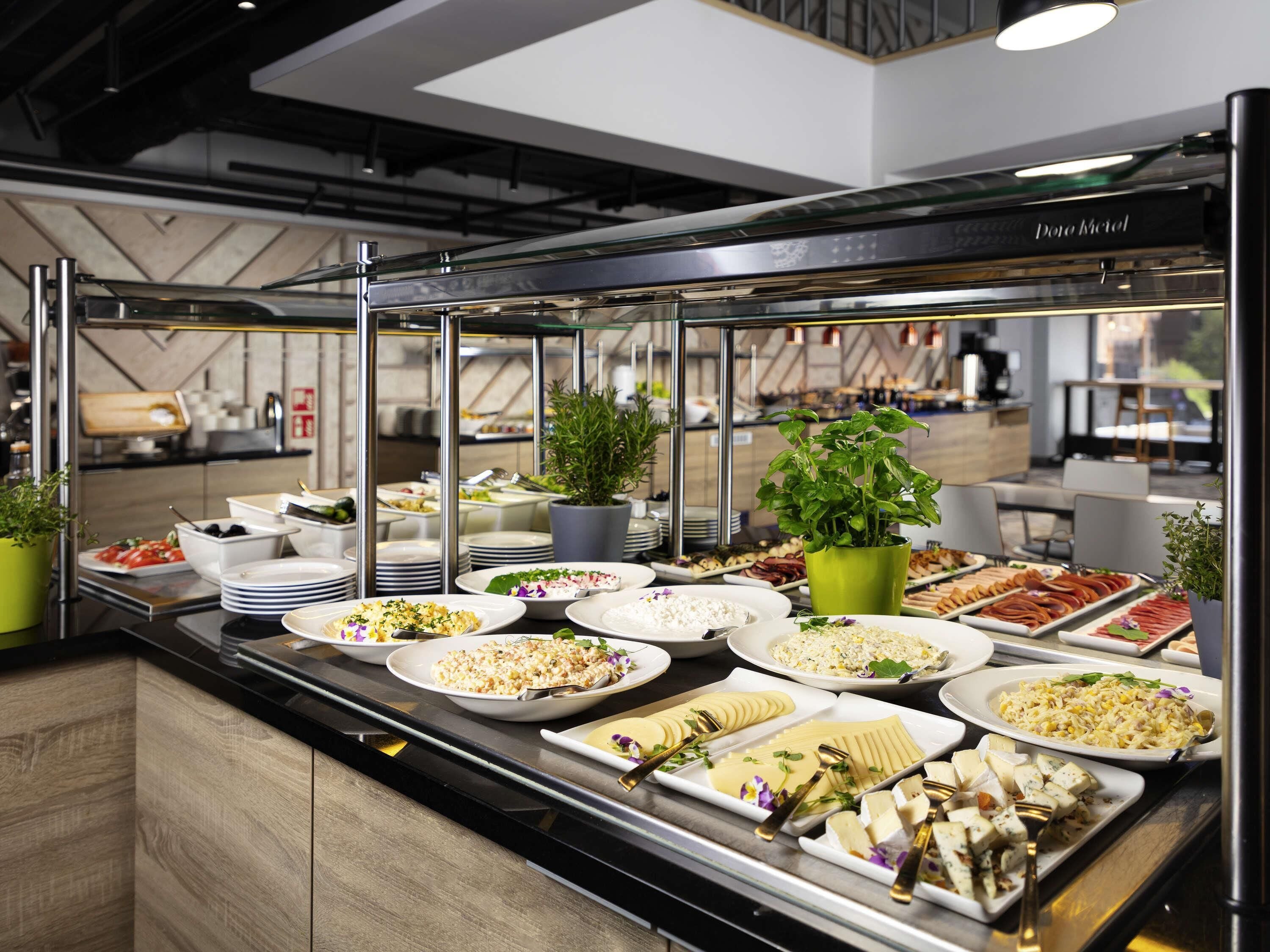 daily buffet breakfast (pln 80 per person)