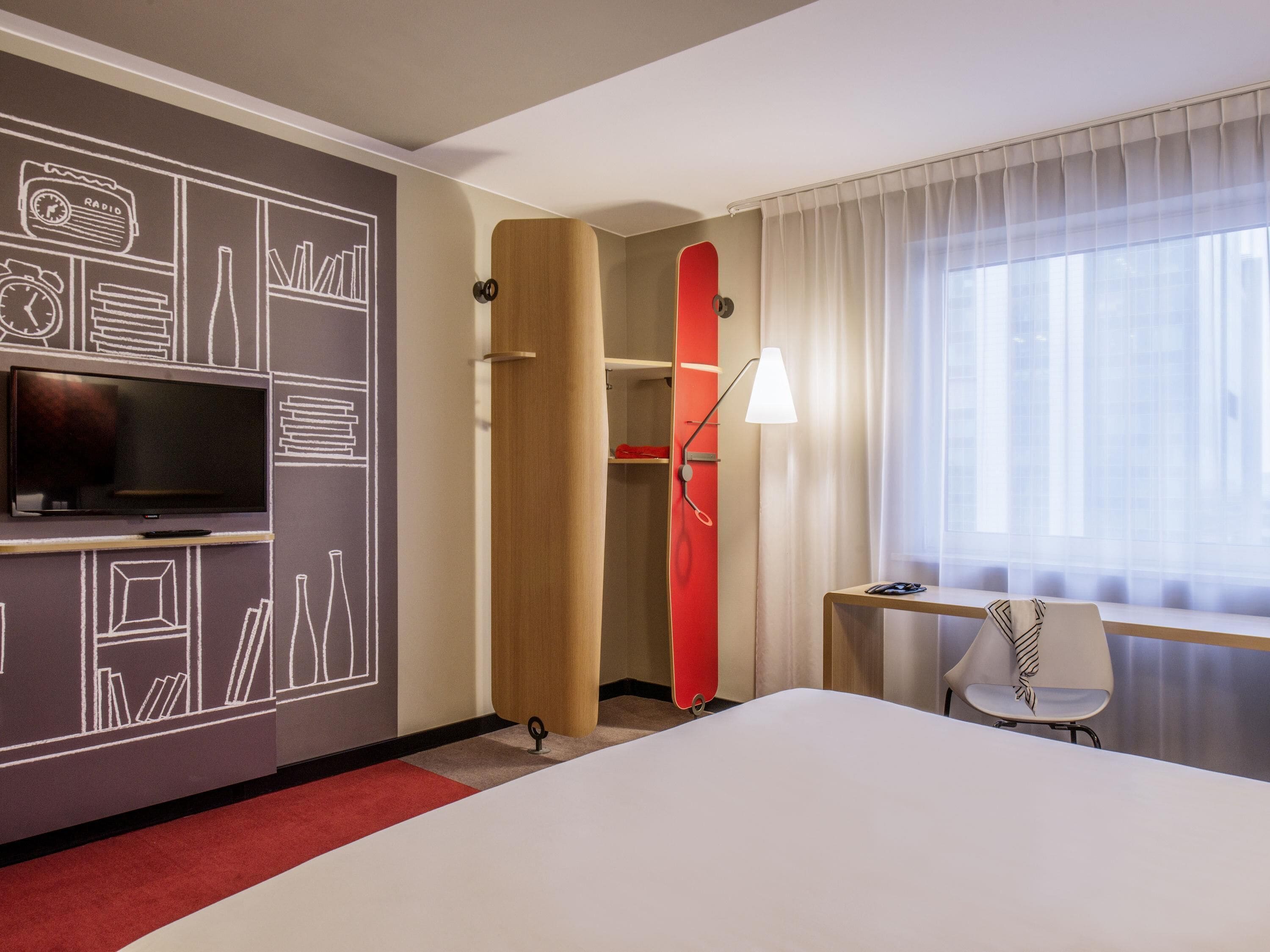 Escritorio y espacio para trabajar con laptop 