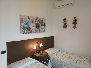 Comfort Double or Twin Room (Luna) | In-room safe, iron/ironing board, free cribs/infant beds, free WiFi - Marinella B (Cornale e Bastida)