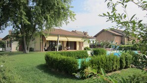 A residential property with a swimming pool, a covered patio, and a well-maintained lawn. - Marinella B (Cornale e Bastida)