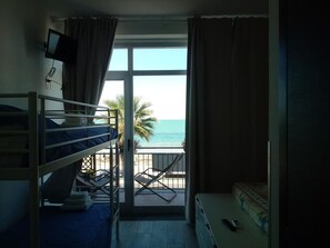 In-room safe, soundproofing, free WiFi, bed sheets