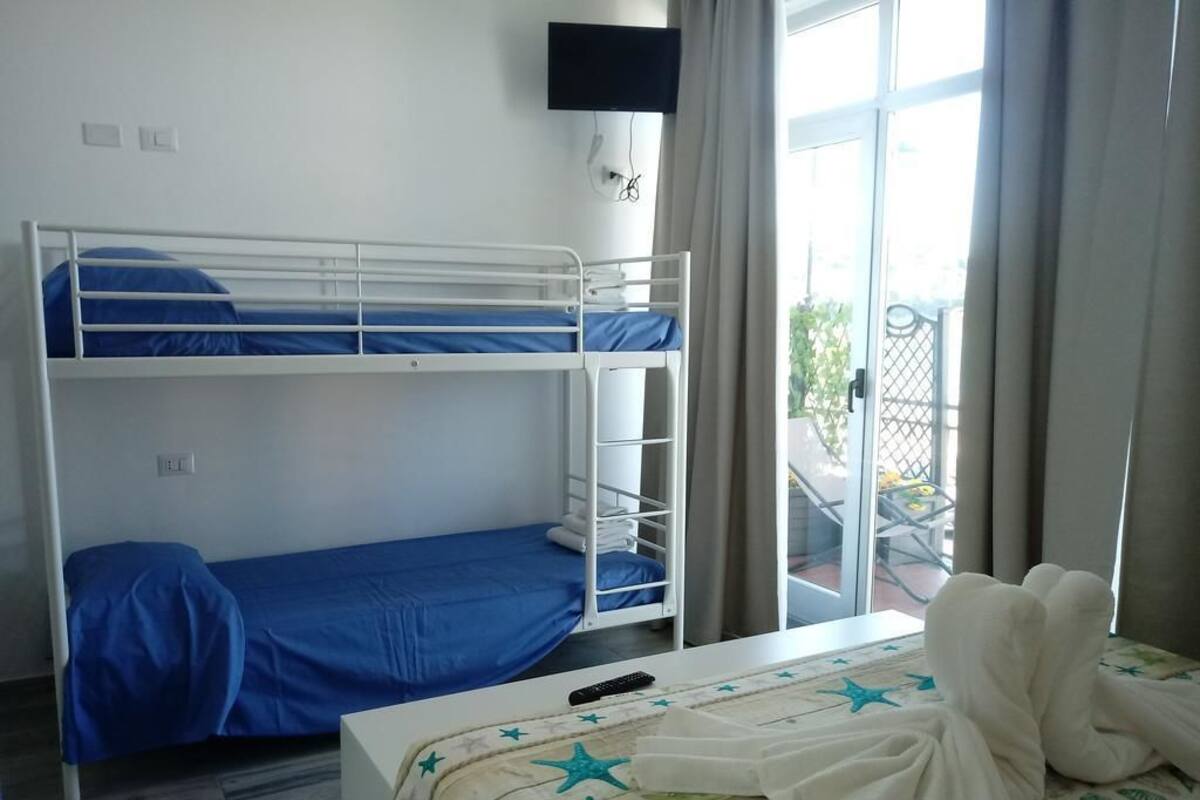 In-room safe, soundproofing, free WiFi, bed sheets
