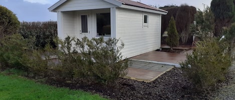 Cabaña básica, baño compartido | Balcón