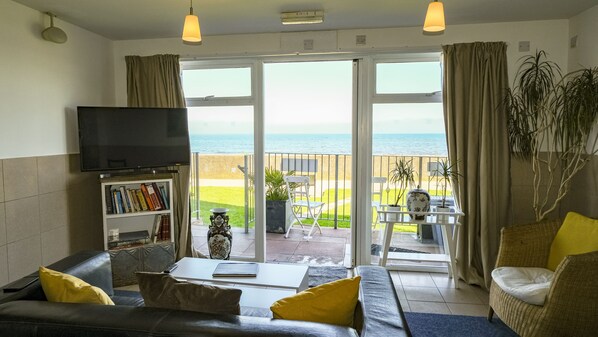 デラックス ダブルルーム | リビング エリア | 45 cmの薄型テレビ (衛星放送視聴可)、テレビ