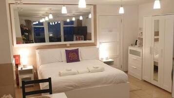 Deluxe Double Room | Soundproofing, iron/ironing board, free WiFi, bed sheets
