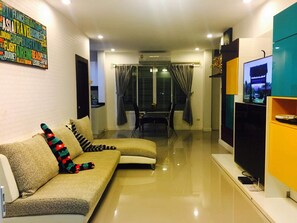 2-Bedroom Villa with Private Pool | Oleskelualue | LCD-televisio