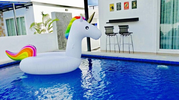 A pool with a white inflatable unicorn float. - Casa D Pool Huahin 1 (Hua Hin)