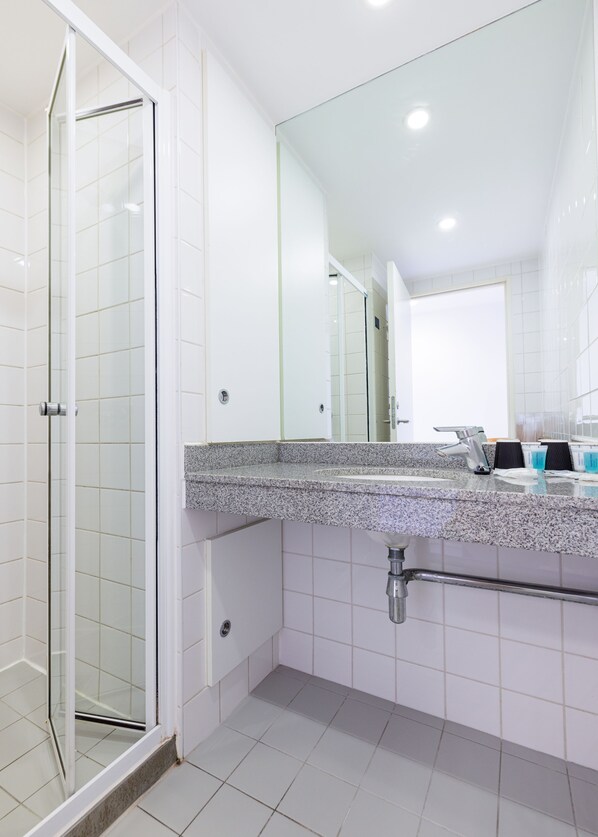 Een douche, gratis toiletartikelen, een haardroger, handdoeken