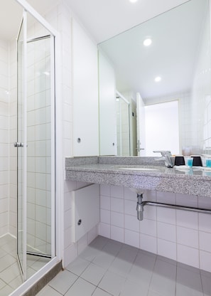 Regadera, amenidades de baño gratuitas, secadora de cabello, toallas