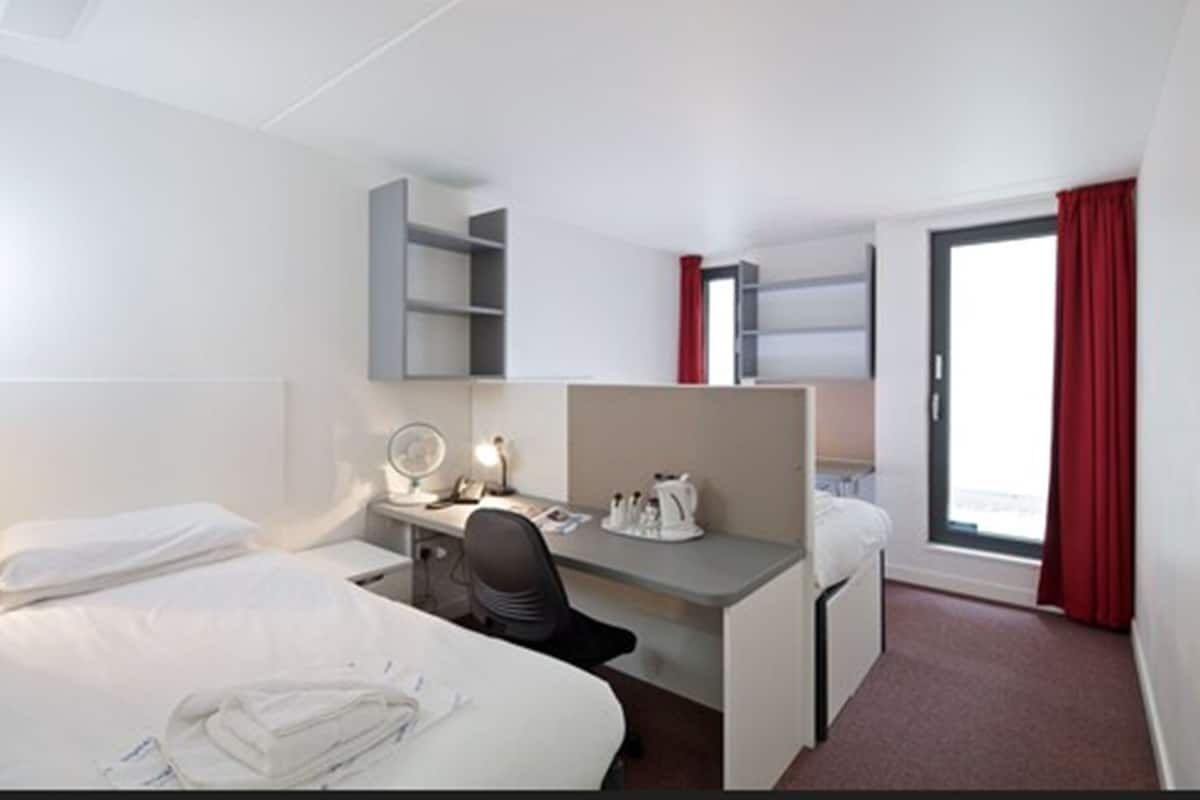 Twin kamer | Een bureau, verduisterende gordijnen, gratis wifi, beddengoed
