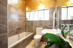 Superior Apartment (Since 1892, #12 #13 #14) | Bathroom | Shower, free toiletries, hair dryer, towels