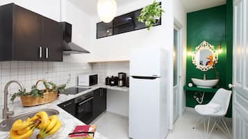 Superior Apartment (Since 1892, #12 #13 #14) | Cocina privada | Refrigerador, microondas, horno y parrilla de estufa
