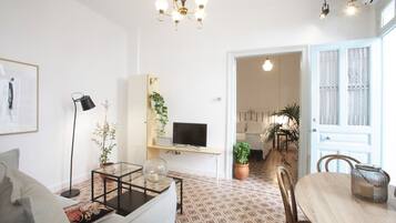 Superior Apartment (Since 1892, #12 #13 #14) | Ruang keluarga | TV layar datar