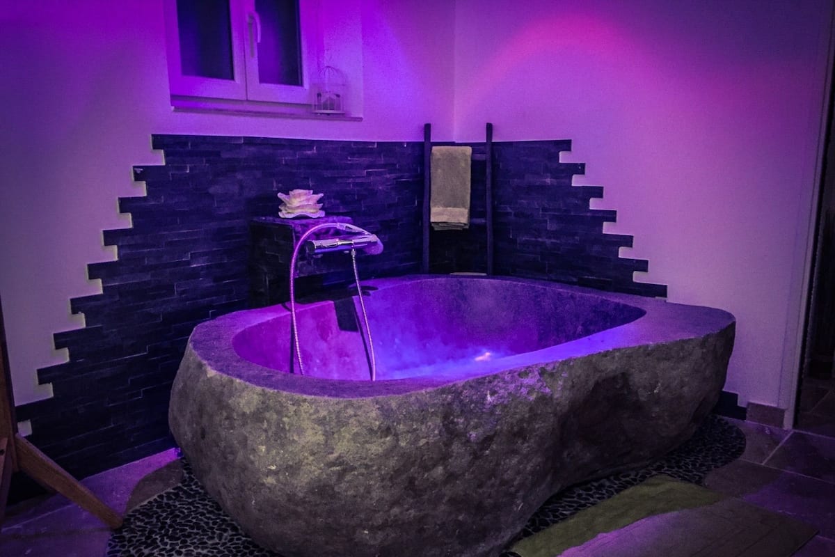 Deep-soaking bathtub