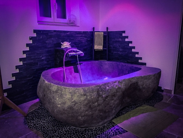 Deep-soaking bathtub