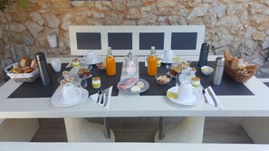 Desayuno continental gratuito y diario