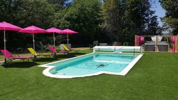 Kolam renang terbuka, dibuka dari pukul 8:00 hingga 20:00, payung kolam