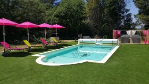 Una piscina al aire libre (de 08:00 a 20:00), sombrillas, tumbonas