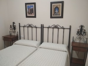 Blackout curtains, cots/infant beds, rollaway beds, free WiFi - Hostal Don Juan (El Coronil)