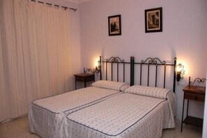 Blackout drapes, cribs/infant beds, rollaway beds, free WiFi - Hostal Don Juan (El Coronil)