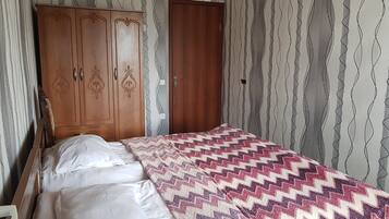 Economy Twin Room, 2 Single Beds, Mountain View | Soundproofing, free WiFi, bed sheets