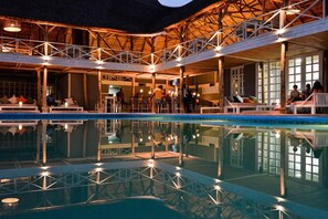 Outdoor pool, pool loungers - Pili Pili Boutique Hotel (Kigali)