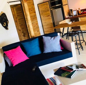 40-inch Smart TV with cable channels, TV - Pili Pili Boutique Hotel (Kigali)