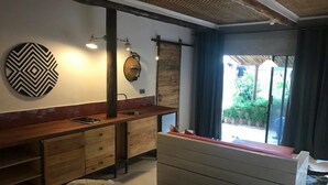 Une salle de bain moderne avec un meuble-lavabo en bois, un grand miroir et un lavabo.