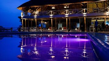 Kolam renang outdoor, dengan kursi berjemur