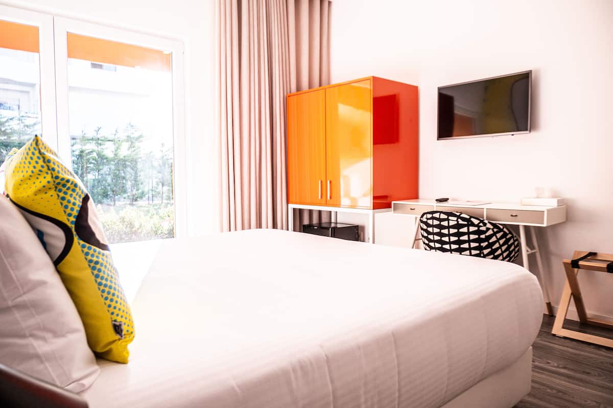 standard double room | premium bedding, memory-foam beds, in-room safe, laptop workspace
